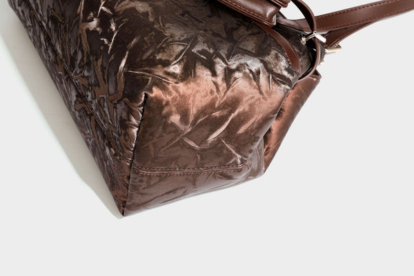 Glänzende, geknautschte Metallic-Tote-Bag mit zwei Henkeln, abnehmbarem Schulterriemen und abnehmbarer Mini-Tasche mit Reißverschluss in Braun