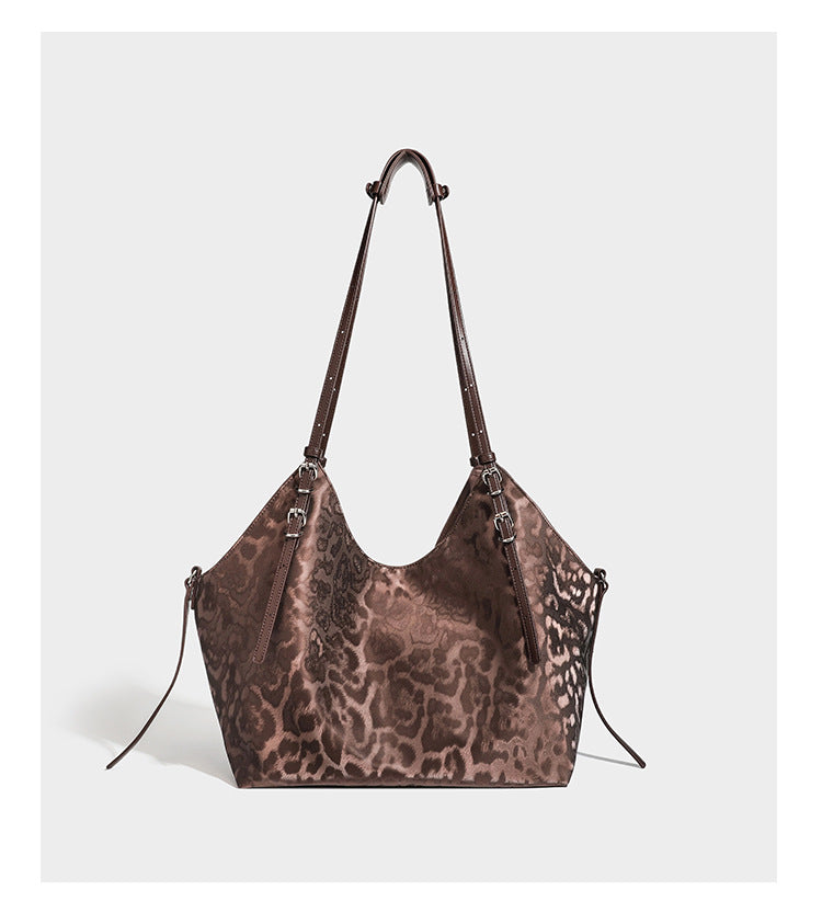 Große, glänzende Hobo-Schultertasche mit Leopardenprint, abnehmbarem Reißverschlusstäschchen und silberfarbenem Seestern-Anhänger, Detailansicht
