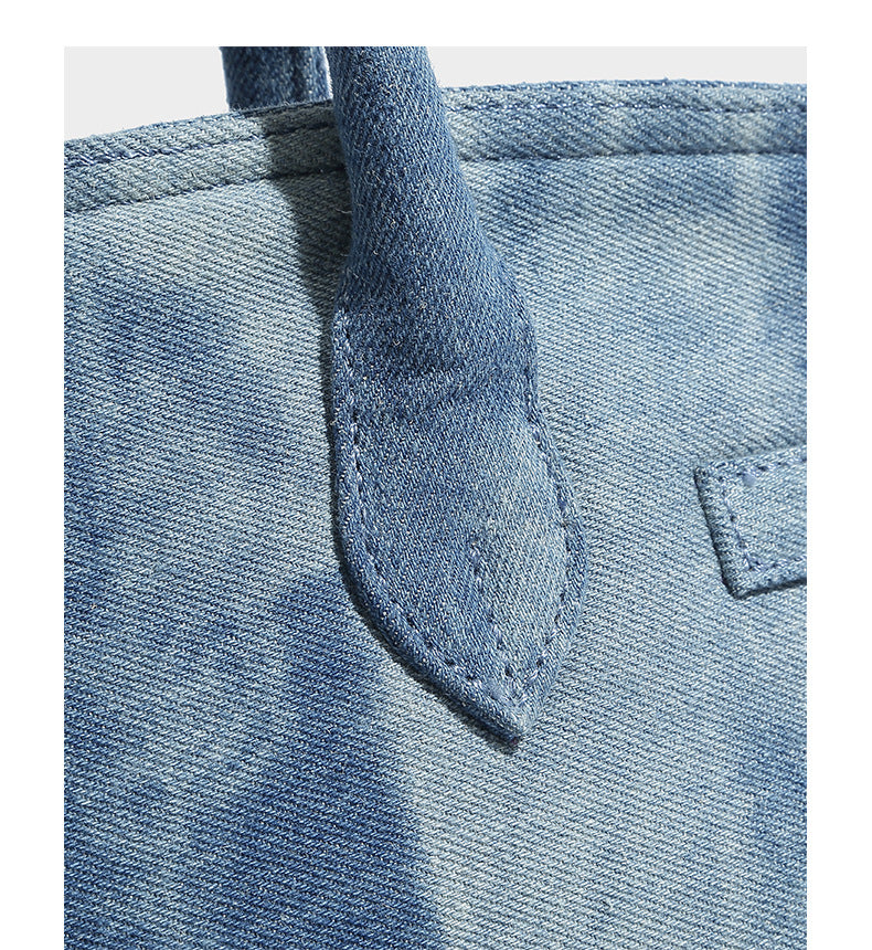 Strukturierte Patchwork-Henkeltasche aus gewaschenem Denim mit gerollten Tragegriffen, Überschlag mit Drehverschluss, aufgesetzten Fronttaschen und, Detail
