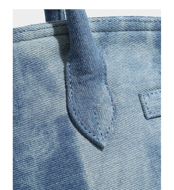 Strukturierte Patchwork-Henkeltasche aus gewaschenem Denim mit gerollten Tragegriffen, Überschlag mit Drehverschluss, aufgesetzten Fronttaschen und, Detail