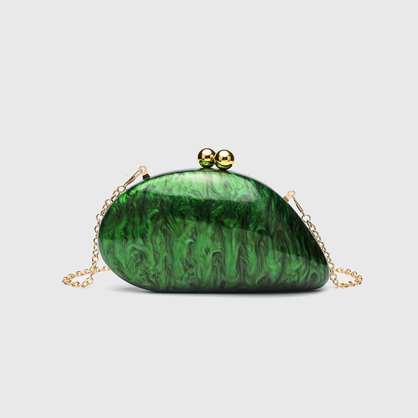 Ovale Hartschalen-Clutch mit marmorierter Perlmuttschimmer-Oberfläche, doppeltem Kugelverschluss in Goldoptik und Kettenriemen in Goldoptik, Detailansicht