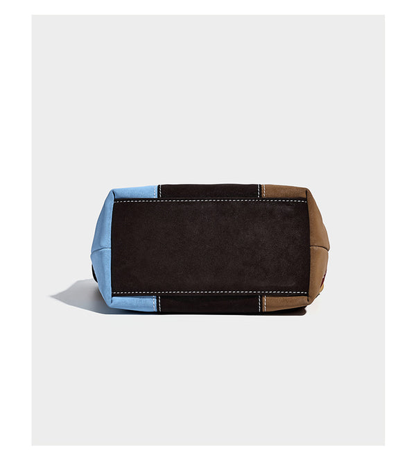 Kompakte Patchwork-Schultertasche mit geknotetem dunklem Henkel, mehrfarbigen Partien in Braun, Beige, Senfgelb, Oliv, Burgunderrot, Schwarz und