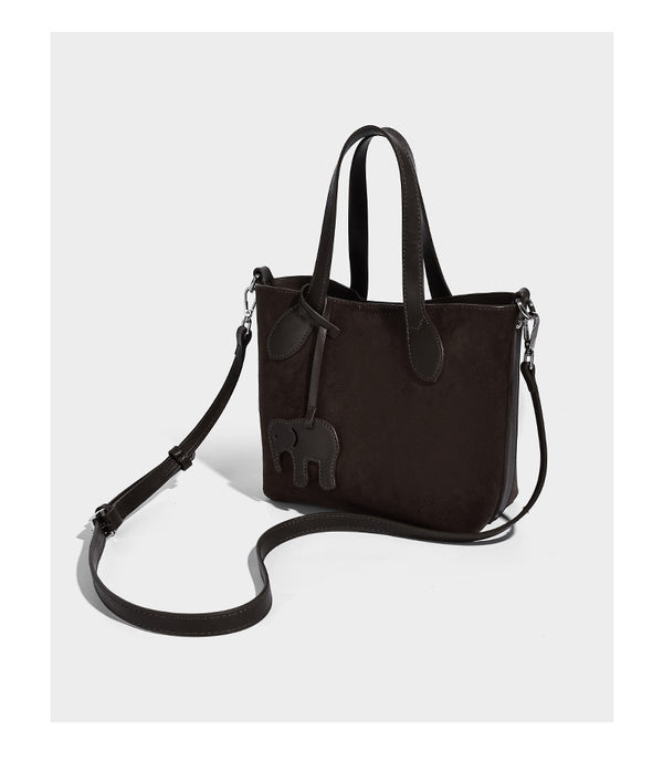 Kleine, strukturierte Tote-Handtasche in Wildlederoptik mit Elefantenanhänger, zwei oberen Tragegriffen und abnehmbarem Crossbody-Riemen, Detailansicht 9