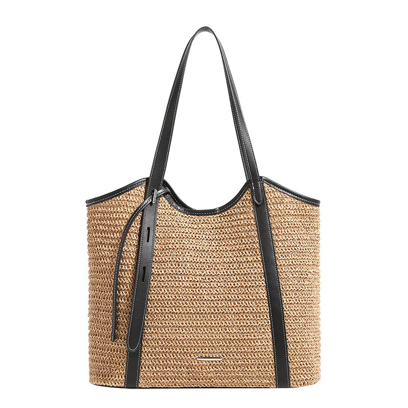 Camelbraune, gewebte Tragetasche in Raffia-Optik mit schwarzer Besatzkante in Lederoptik, langen Schulterriemen und magnetischem Druckverschluss, Detailansicht 5