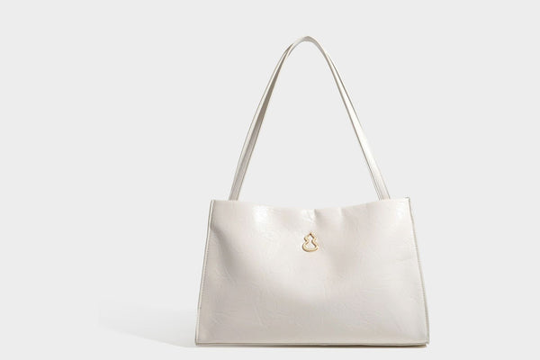 Strukturierte rechteckige Tote-Schultertasche aus glänzender, geknitterter Lederoptik mit langen Doppelträgern und Emblem in Goldoptik
