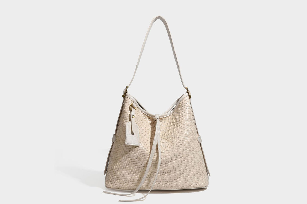 Lässig fallende Schultertasche in geflochtener Lederoptik mit Bindverschluss, goldfarbenen Metallelementen und einem einzelnen Schulterriemen, Detailansicht 53