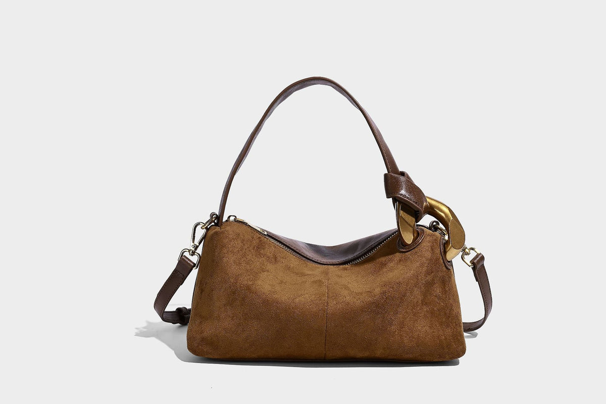 Kompakte Boston-Schultertasche in warmer Braunfarbe mit Wildlederoptik, glatten dunkelbraunen Besätzen, übergroßen goldfarbenen Ringbeschlägen und Reißverschluss oben