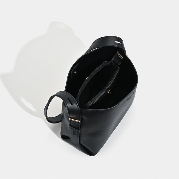 Große schwarze Bucket Bag mit glatter, matter Lederoptik, goldfarbenen Metalldetails und langem Schulterriemen