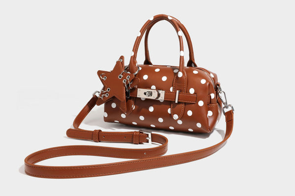 Kleine, strukturierte Mini-Henkeltasche mit Polka-Dot-Muster, Sternanhänger, Schnallriemen-Detail auf der Vorderseite, zwei Henkeln und abnehmbarem