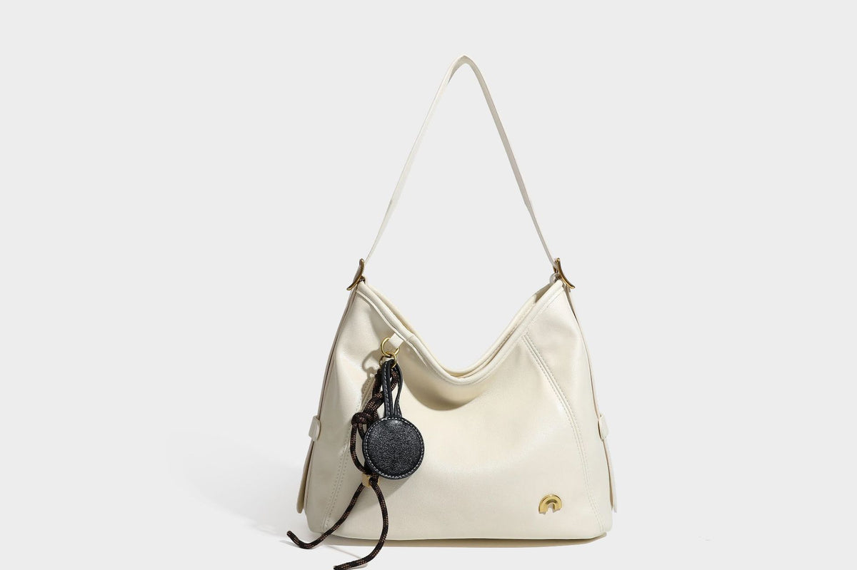 Lässige Hobo-Schultertasche mit glatter Oberfläche in Lederoptik, kontrastierenden Steppnähten, antikgoldfarbenen Metallelementen und, Detail