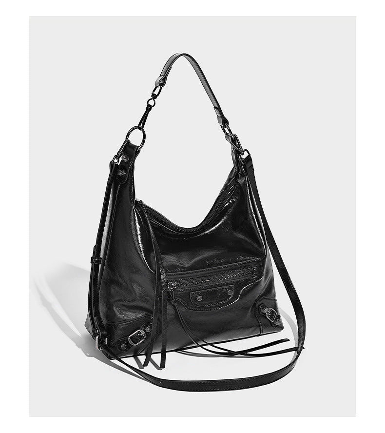 Große, glänzende Hobo-Schultertasche mit geknautschtem Effekt, dunkelfarbenen Nieten, Reißverschluss, vorderem Reißverschlussfach und verstellbarem Crossbody-Riemen