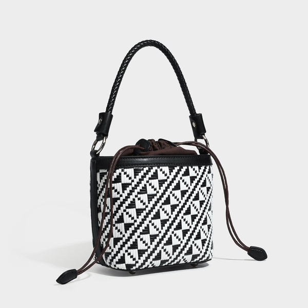 Kleine gewebte geometrische Bucket-Bag mit geflochtenem Henkel in Lederoptik und Kordelzugverschluss im zweifarbigen Muster in Braun und Weiß