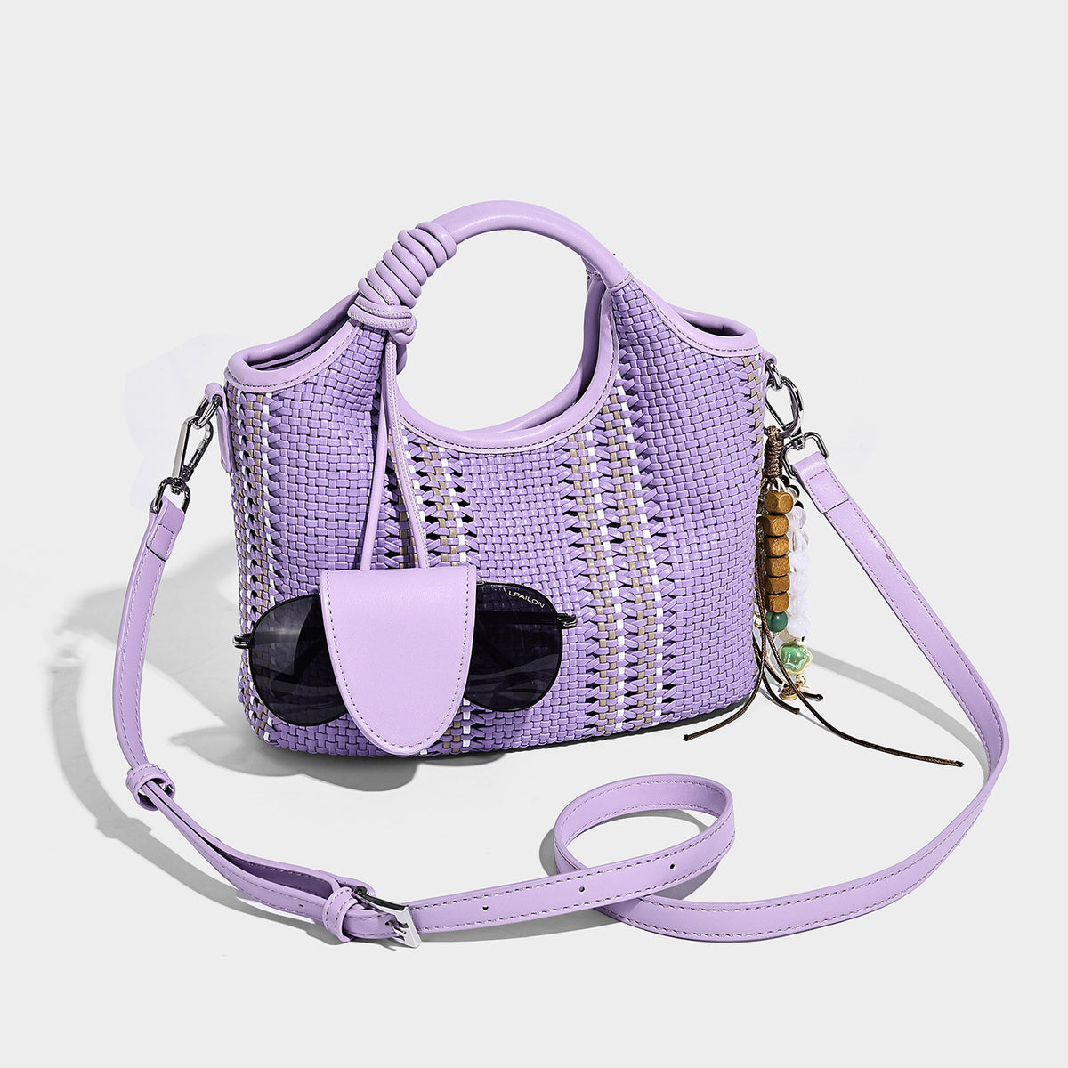 Gewebte Bucket-Tote in Pastellblau mit geflochtenen Henkeln, offenem Frontfach, Perlenanhänger und abnehmbarem Crossbody-Riemen