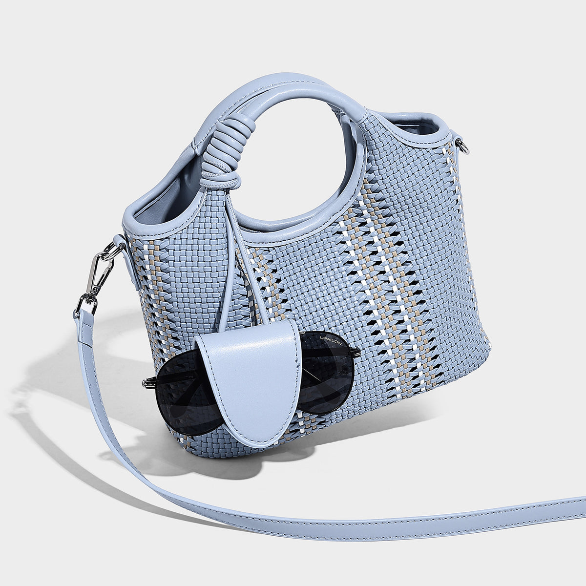 Gewebte Bucket-Tote in Pastellblau mit geflochtenen Henkeln, offenem Frontfach, Perlenanhänger und abnehmbarem Crossbody-Riemen