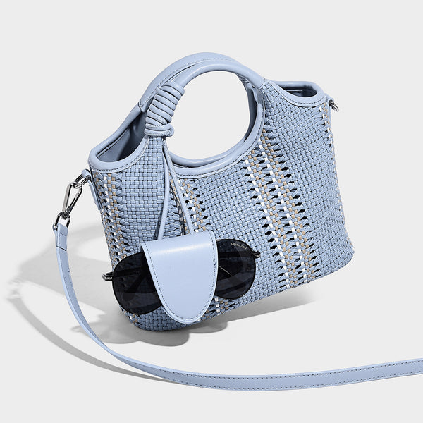 Gewebte Bucket-Tote in Pastellblau mit geflochtenen Henkeln, offenem Frontfach, Perlenanhänger und abnehmbarem Crossbody-Riemen
