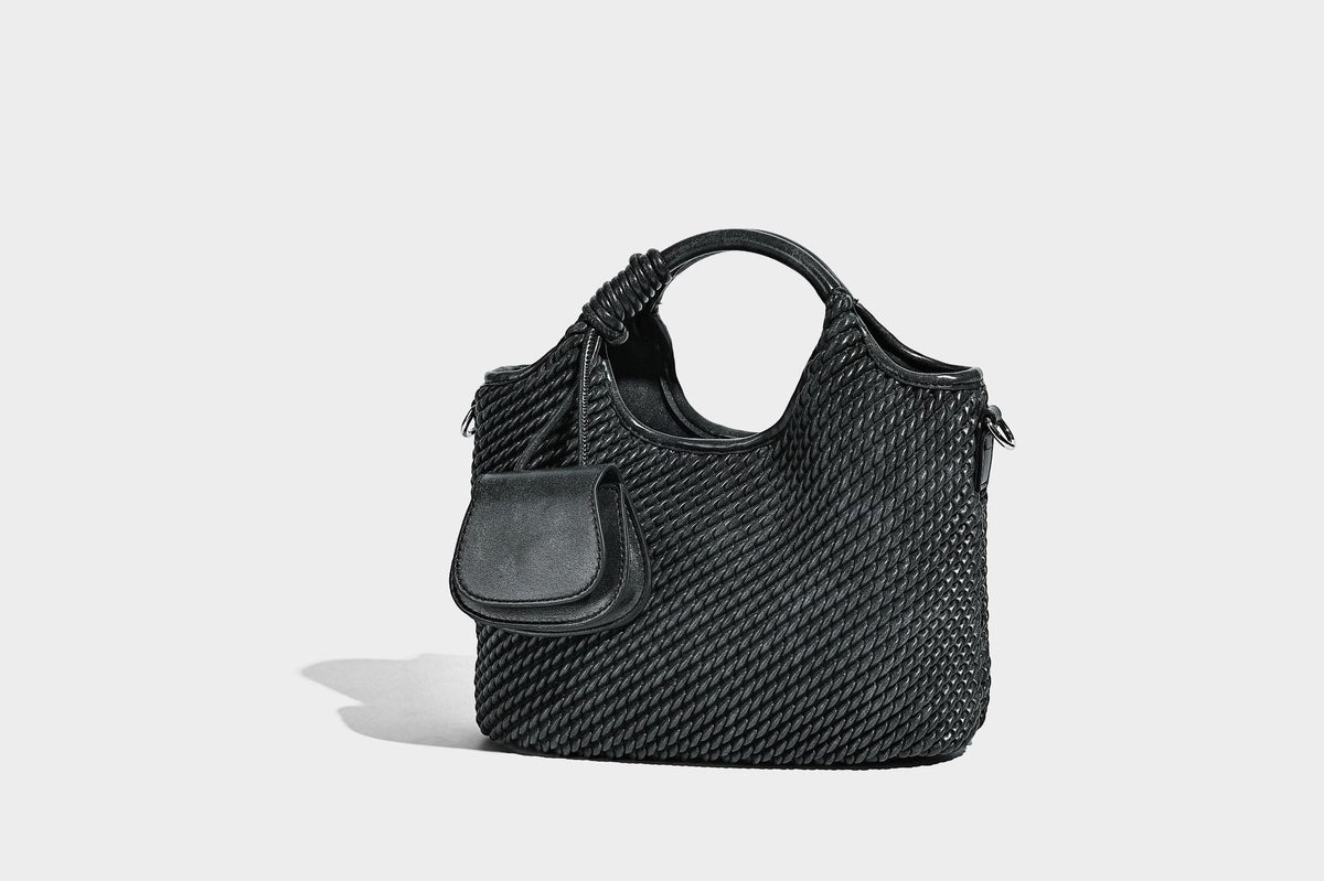 Strukturierte Beuteltasche mit Webstruktur, geknotetem Tragegriff, vorderer Klappentasche und abnehmbarem Crossbody-Riemen in Silberoptik