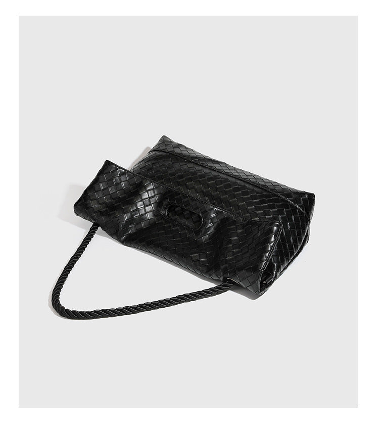 Große schwarze gewebte Schultertasche in Lederoptik mit geflochtenem Henkel, Überschlagverschluss und verstellbarem Crossbody-Riemen, Detailansicht
