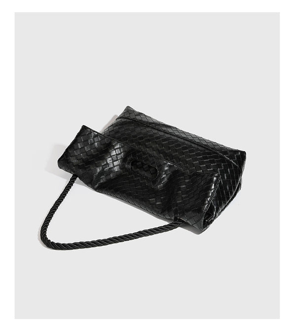 Große schwarze gewebte Schultertasche in Lederoptik mit geflochtenem Henkel, Überschlagverschluss und verstellbarem Crossbody-Riemen, Detailansicht