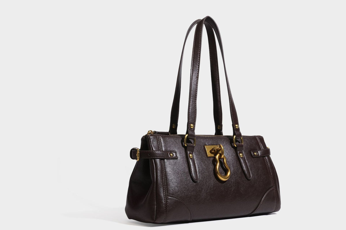 Strukturierte dunkelbraune Satchel-Tote in Lederoptik mit Ringverschluss in Antikgold-Optik, zwei Henkeln und seitlichem Riemen mit Schnalle