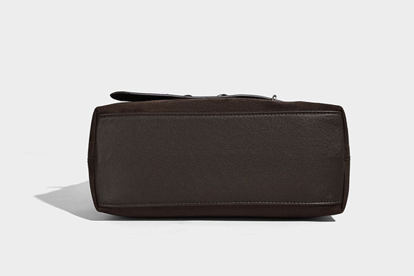 Hobo-Schultertasche in Dunkelbraun mit velourslederartiger Oberfläche, silberfarbener Gürtelschnalle und Ösenbeschlägen, verstellbarem Riemen, Detailansicht