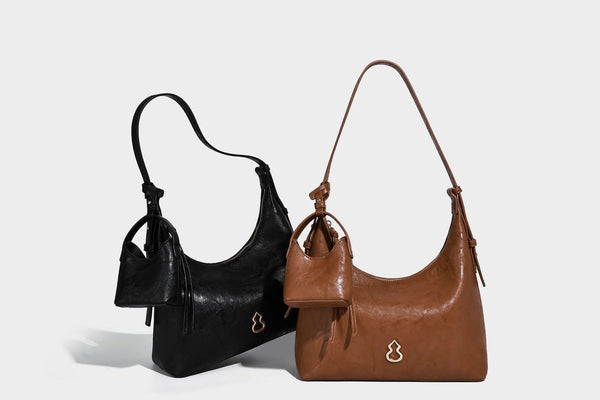 Glänzende Hobo-Schultertasche in Lederoptik mit abnehmbarem Mini-Etui und Logo-Beschlägen in Goldoptik, Detailansicht 27