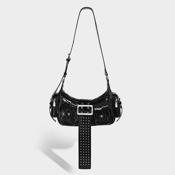 Halbmondförmige Schultertasche mit Lasche mit Nieten und Gürtelschnalle, mehreren Vordertaschen und silberfarbenen Metalldetails, Detailansicht 2