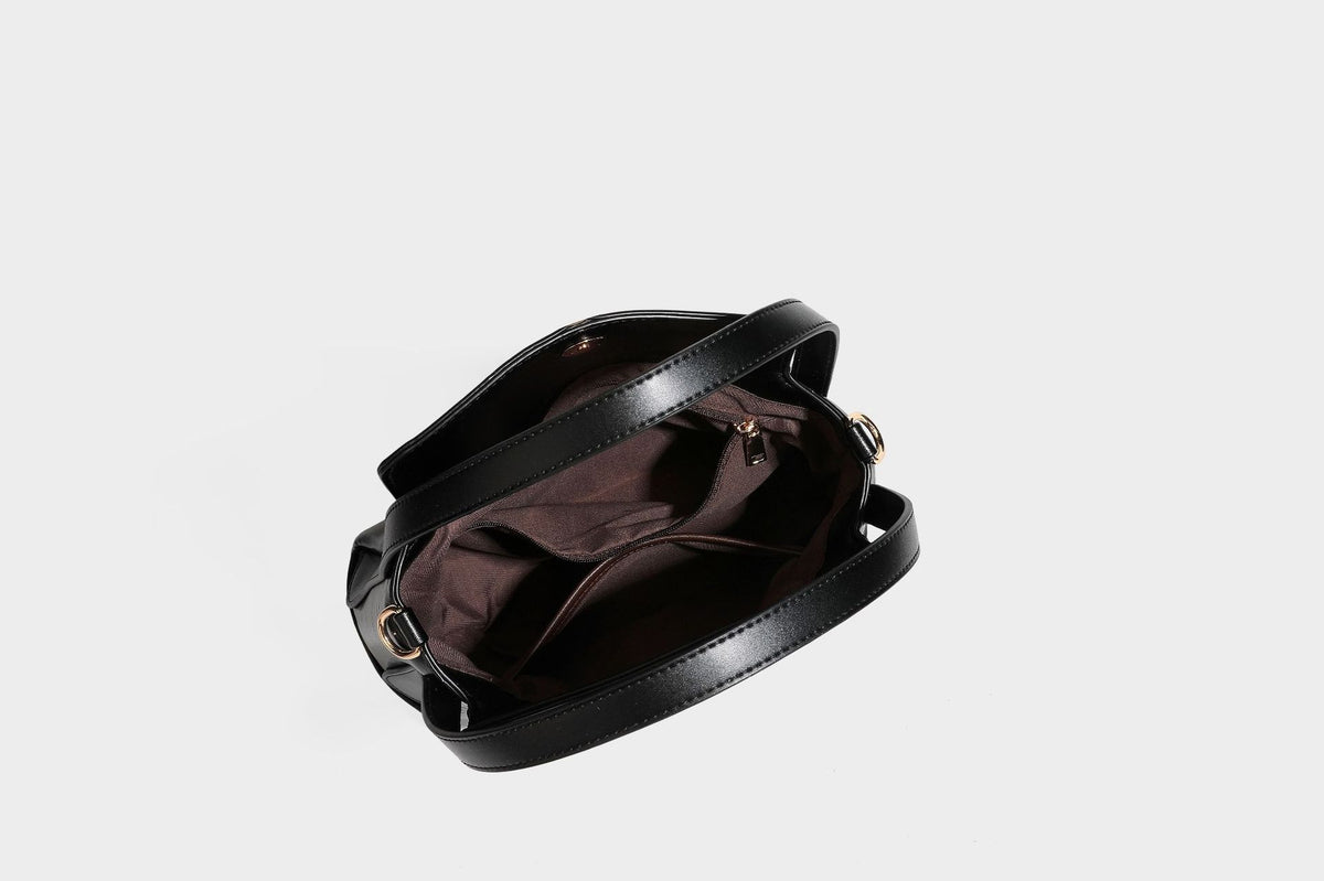 Glänzende, geknautschte Henkeltasche in Lederoptik mit goldfarbenen Emblem-Details und abnehmbarem Schulterriemen, Detailansicht 40