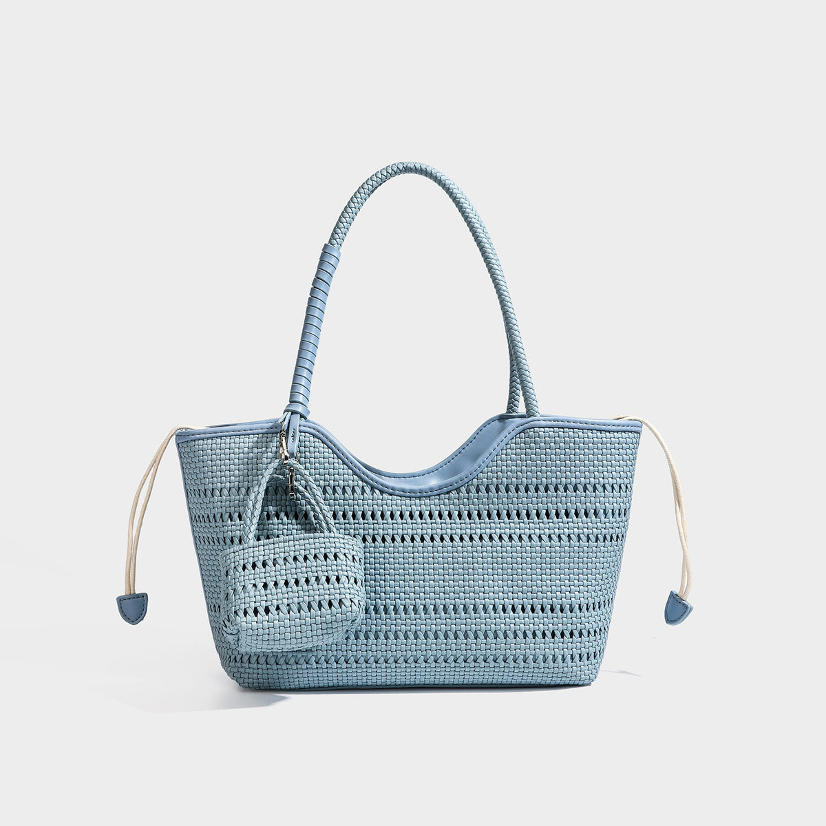 Dunkelbraune gewebte Tote-Tasche in Lederoptik mit geflochtenen Henkeln, Kordelzugverschluss und befestigtem gewebtem Mini-Etui, Detailansicht