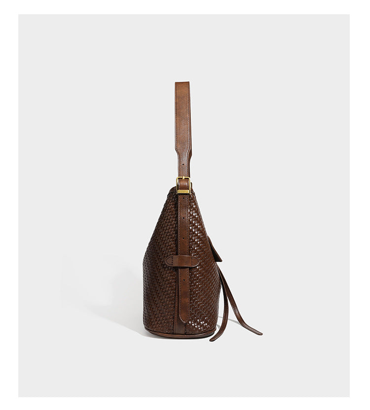 Lässig gewebte Schultertasche in Lederoptik mit Bindebandverschluss, goldfarbenen Metalldetails und einem Schulterriemen, Detailansicht 16