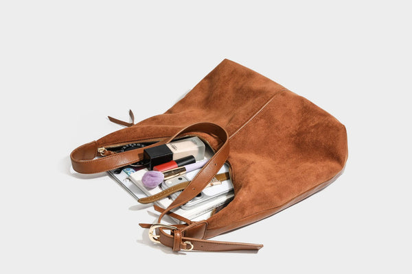 Lässige Hobo-Schultertasche mit strukturierter Oberfläche in Wildlederoptik, Reißverschluss oben, Quasten als Zipper-Anhänger und goldfarbenem, verstellbarem