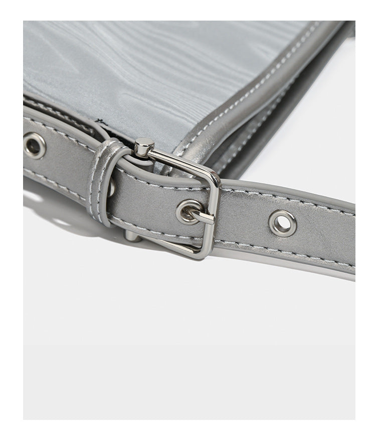 Lässig geformte Hobo-Schultertasche in Silbergrau mit holzmaserungsgeprägten Einsätzen, glänzender Metallic-Einfassung, Reißverschluss oben und vorderem Überschlag
