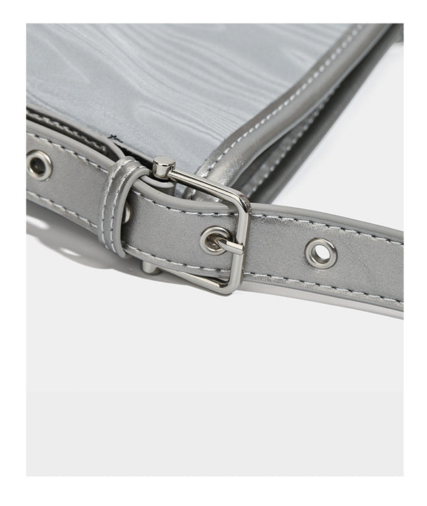 Lässig geformte Hobo-Schultertasche in Silbergrau mit holzmaserungsgeprägten Einsätzen, glänzender Metallic-Einfassung, Reißverschluss oben und vorderem Überschlag