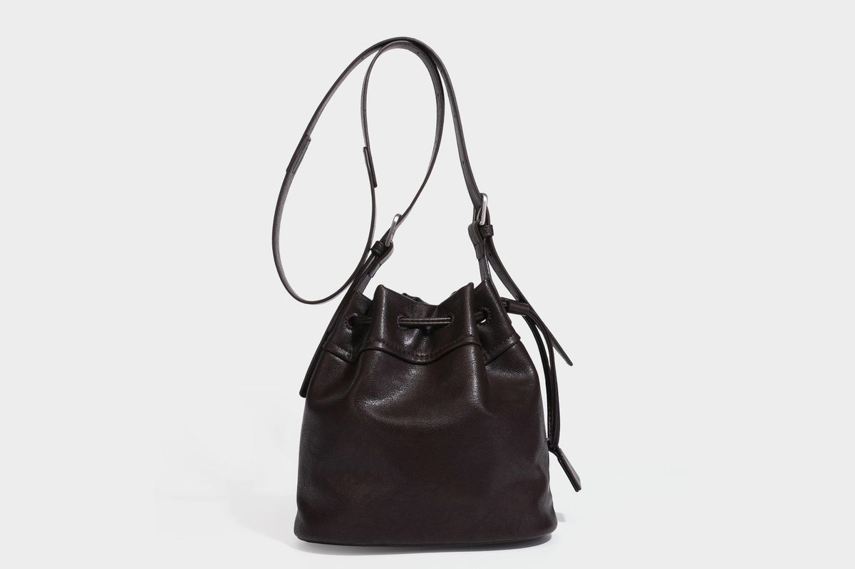 Kleine Beuteltasche in genarbter Lederoptik mit Kordelzug, verstellbarem Crossbody-Riemen und silberfarbenen Beschlägen, Detailansicht 28