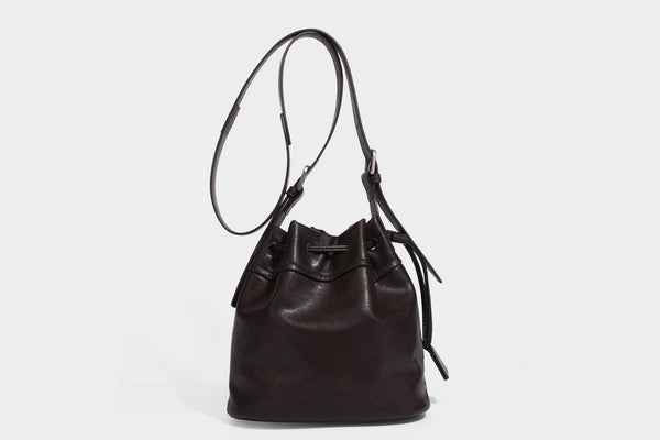 Kleine Beuteltasche in genarbter Lederoptik mit Kordelzug, verstellbarem Crossbody-Riemen und silberfarbenen Beschlägen, Detailansicht 28