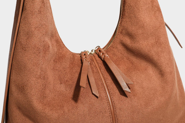 Lässig fallende Hobo-Schultertasche mit strukturierter Wildlederoptik, Reißverschluss oben, Quasten-Zippern und goldfarbenem, verstellbarem