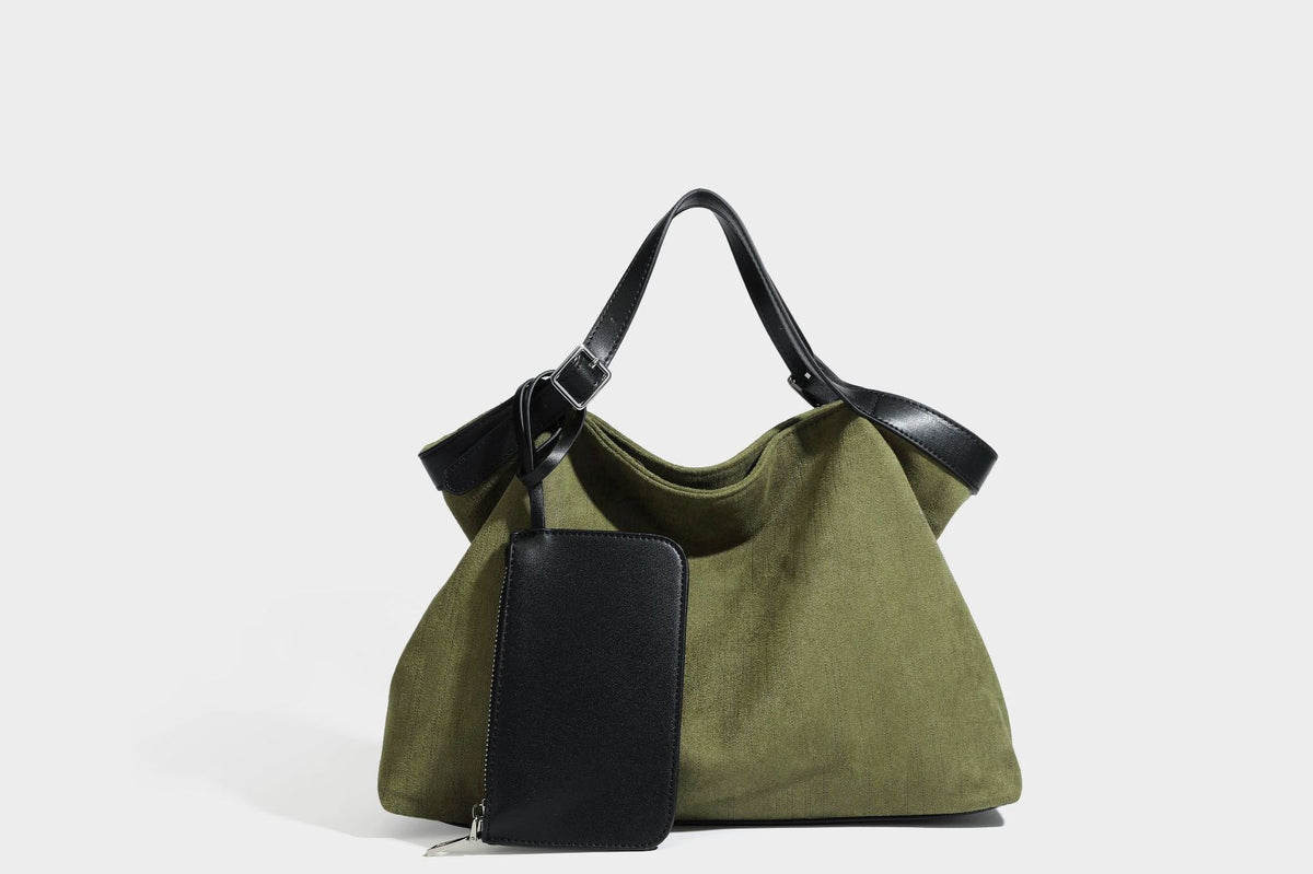 Weich fallender olivgrüner Shopper in Canvas-Optik mit Henkeln in schwarzer Lederoptik, abnehmbarem Reißverschlusstäschchen und silberfarbenen Beschlägen