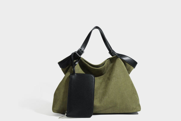 Weich fallender olivgrüner Shopper in Canvas-Optik mit Henkeln in schwarzer Lederoptik, abnehmbarem Reißverschlusstäschchen und silberfarbenen Beschlägen
