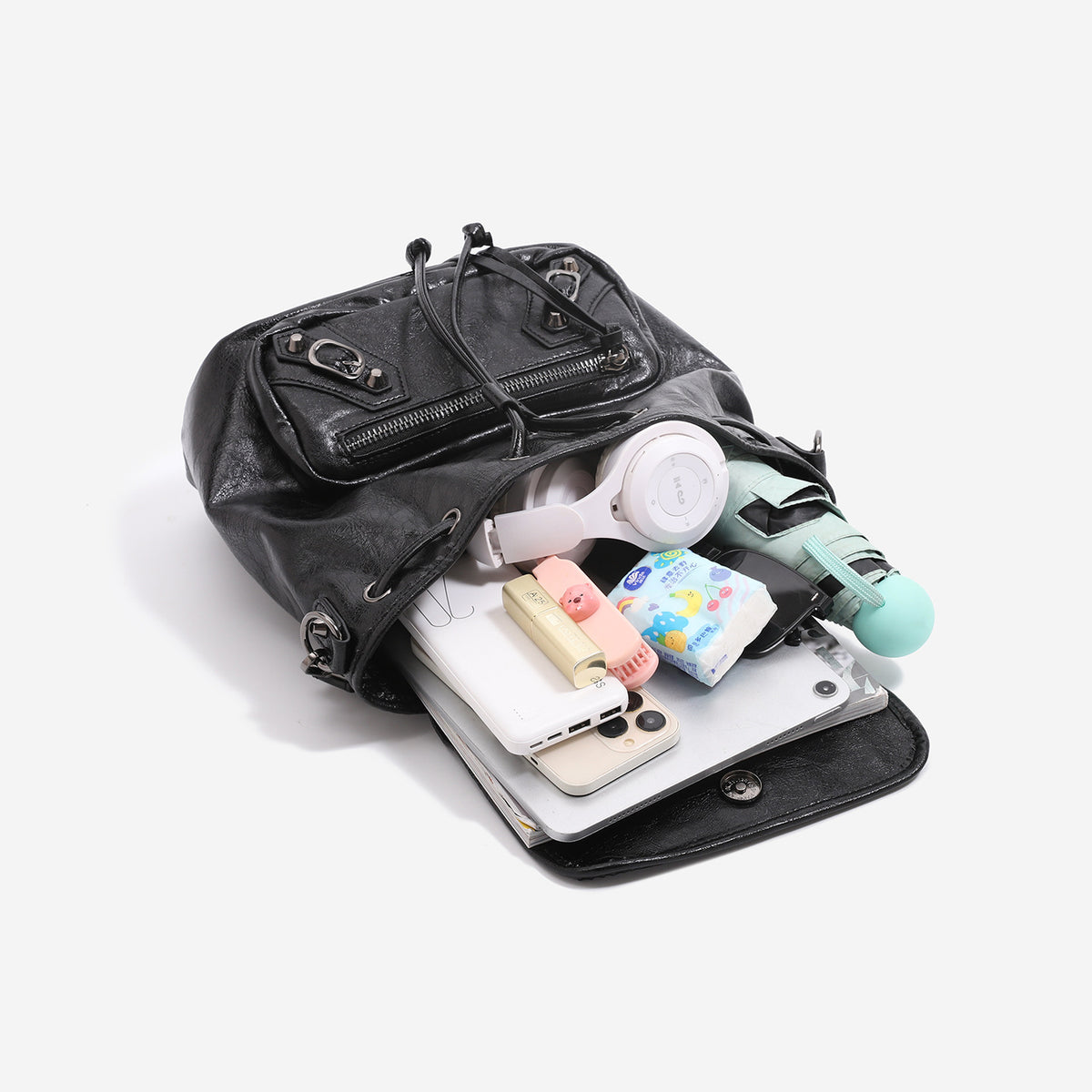 Kompakter Retro-Moto-Rucksack in Handtaschenform mit silberfarbenen Nieten, Reißverschlussfach auf der Vorderseite und Quasten an den Kordelzügen, Detailansicht 4