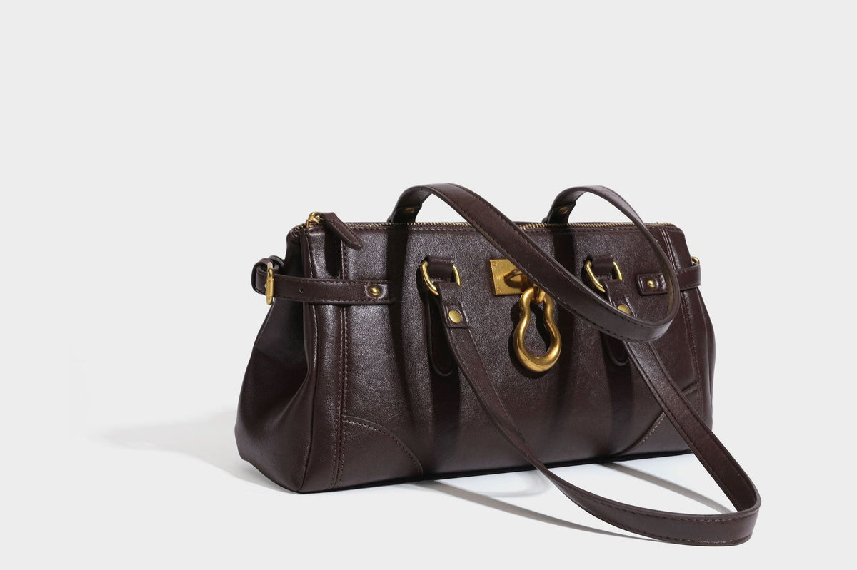 Strukturierte dunkelbraune Satchel-Tote in Lederoptik mit Ringverschluss in Antikgold-Optik, zwei Henkeln und seitlichem Riemen mit Schnalle