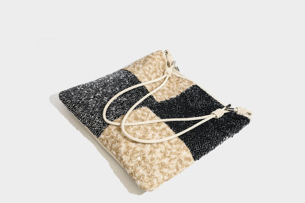 Lässig-weicher Patchwork-Schultershopper mit Pailletten, schwarz-goldenen oder creme-silbernen Colorblocking-Einsätzen und verstellbarem, schmalem Riemen