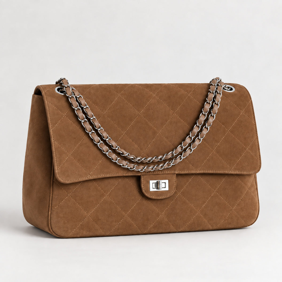 Schultertasche mit Klappe, Rautensteppung, doppeltem silberfarbenem Kettenriemen und Drehverschluss in Velourslederoptik, Detailansicht