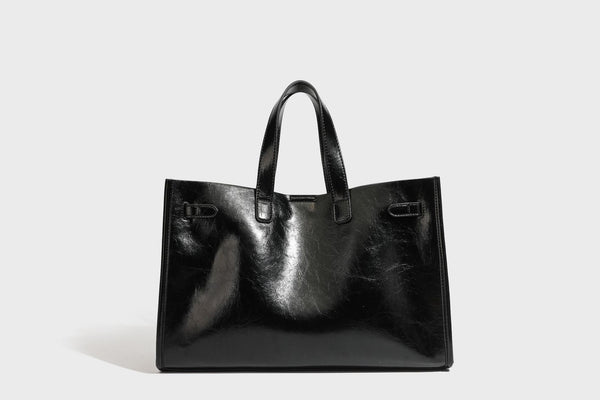 Strukturierte, glänzende Tote-Bag in Lederoptik mit silberfarbenem Drehverschluss, zwei Tragegriffen und abnehmbarem Schulterriemen, Detailansicht