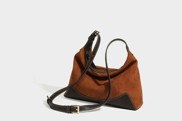 Lässig fallende Hobo-Schultertasche in warmem Braun mit dunkler Kontrastverzierung in Lederoptik, geschwungenem Reißverschluss und langem, detail