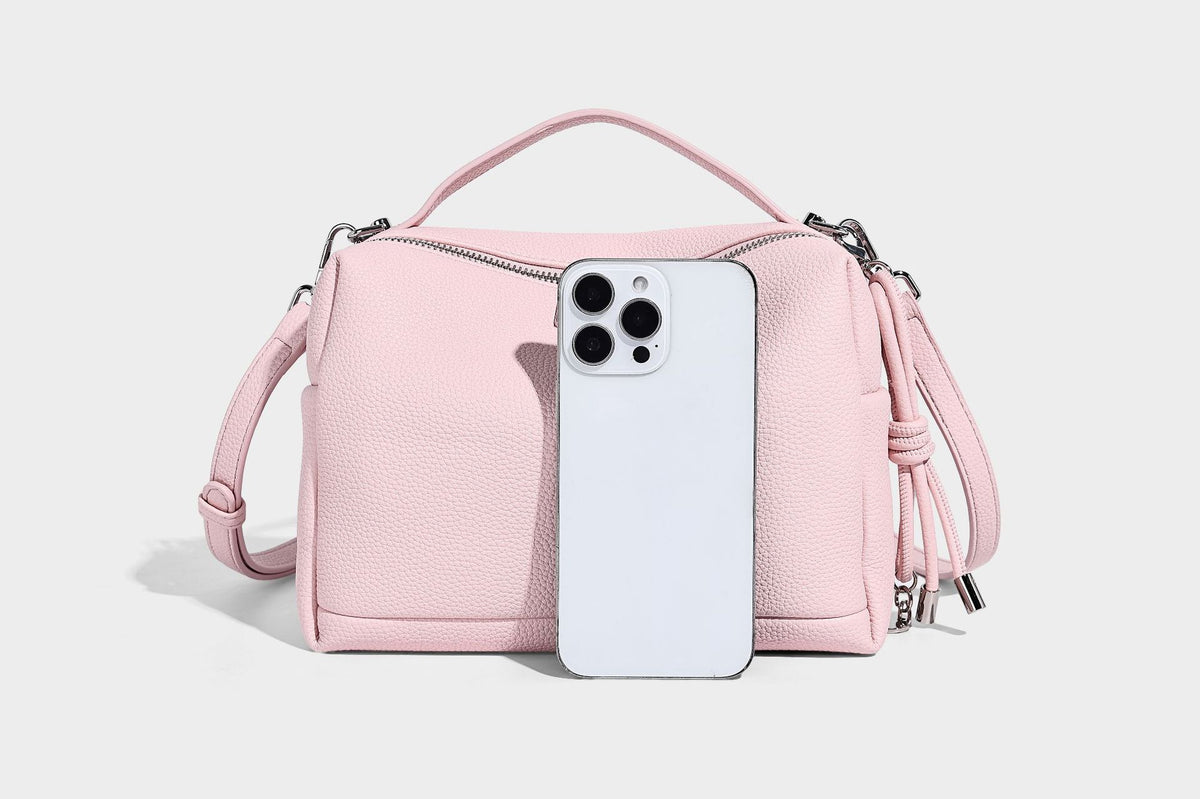 Kleine, strukturierte Crossbody-Tasche mit genarbter Oberfläche, Henkel, Reißverschluss, silberfarbener Hardware und optionalem Quastenanhänger