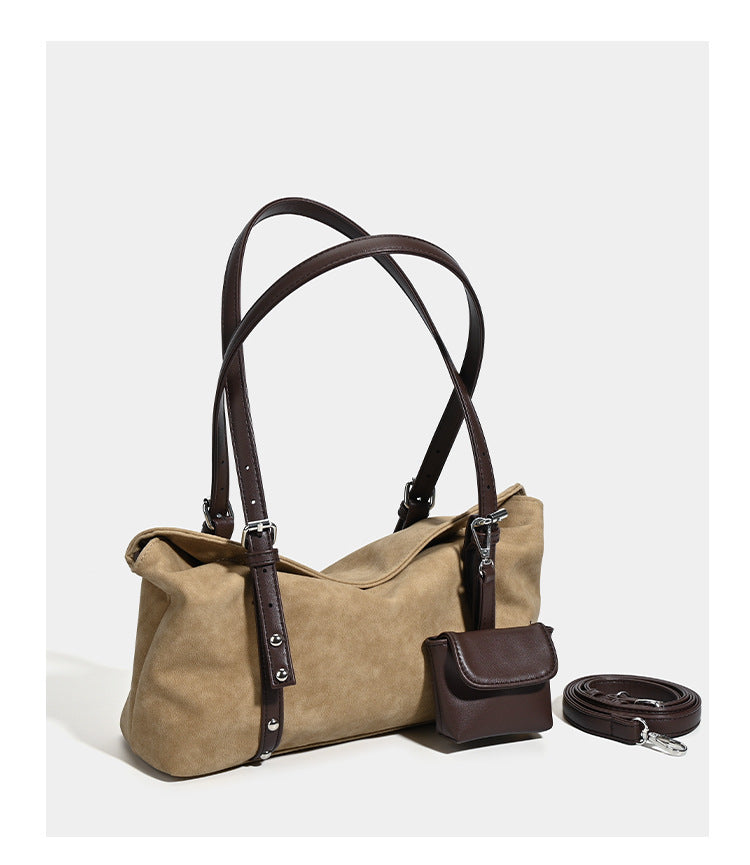 Große weich fallende Hobo-Schultertasche in Hellbraun mit dunkelbraunem Kunstlederbesatz, zwei Schulterriemen, silberfarbenen Beschlägen und