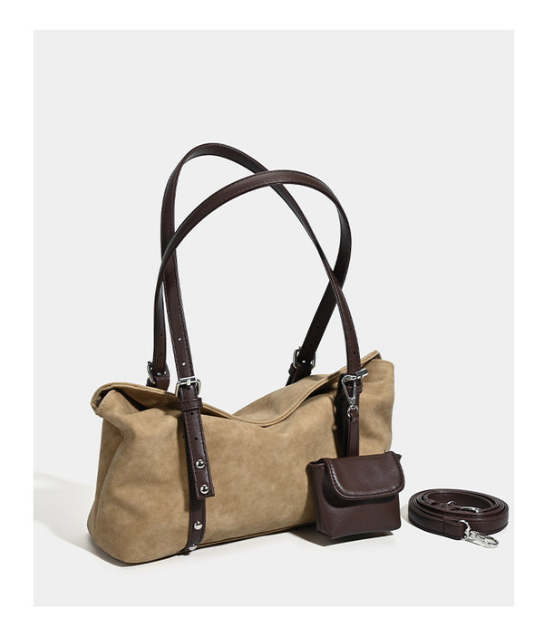Große weich fallende Hobo-Schultertasche in Hellbraun mit dunkelbraunem Kunstlederbesatz, zwei Schulterriemen, silberfarbenen Beschlägen und