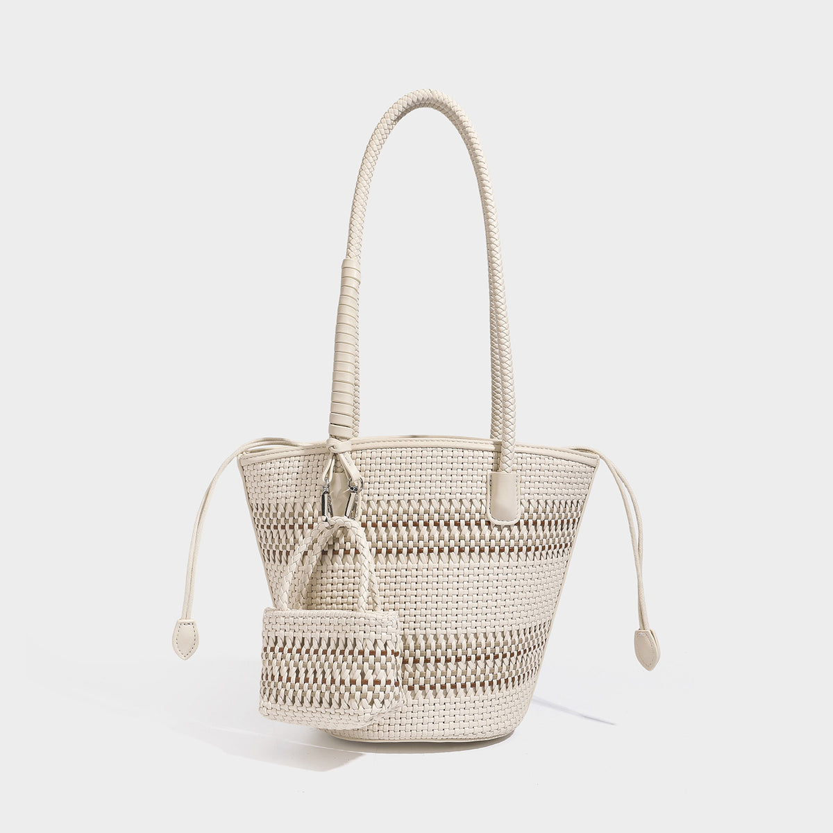 Strukturierte gewebte Bucket-Tote in Pastellblau mit geflochtenem Schulterriemen, offenem Gittergewebe und cremefarbenem Zugband, Vorderansicht