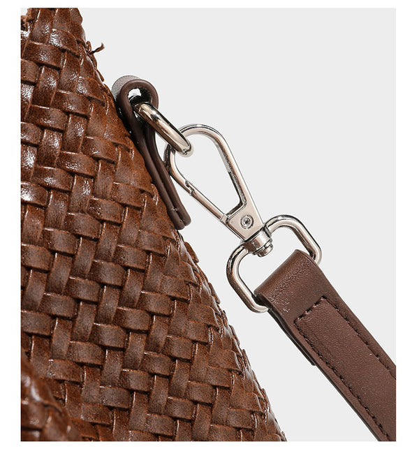 Strukturierter, glänzend geflochtener Shopper mit Muschelkantenabschluss am oberen Rand, geflochtenen Tragegriffen, abnehmbarem Crossbody-Riemen und Perlenquaste