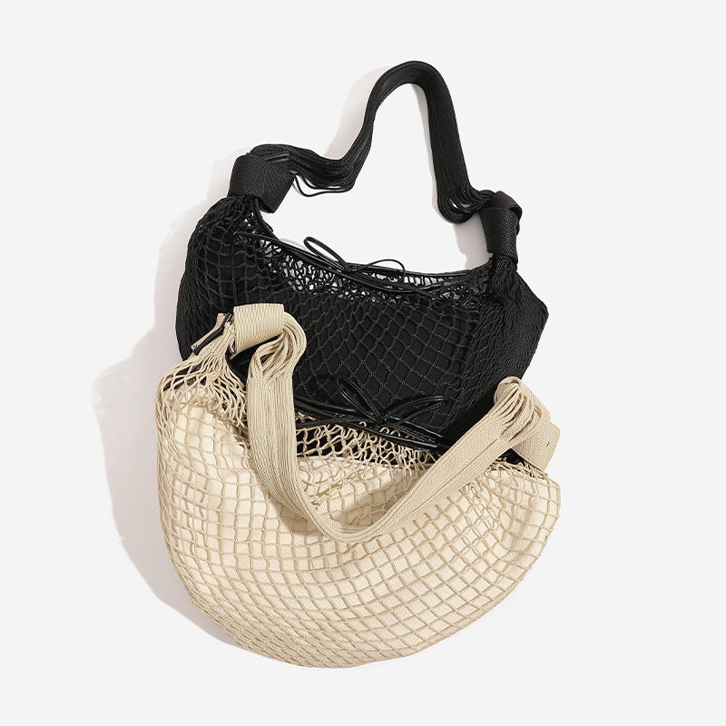 Abgerundete Hobo-Schultertasche aus Kordelnetz mit offenem Gittermuster, geflochtenem Textilriemen und schwarzem Kordelzug am Taschenverschluss, Detailansicht 2