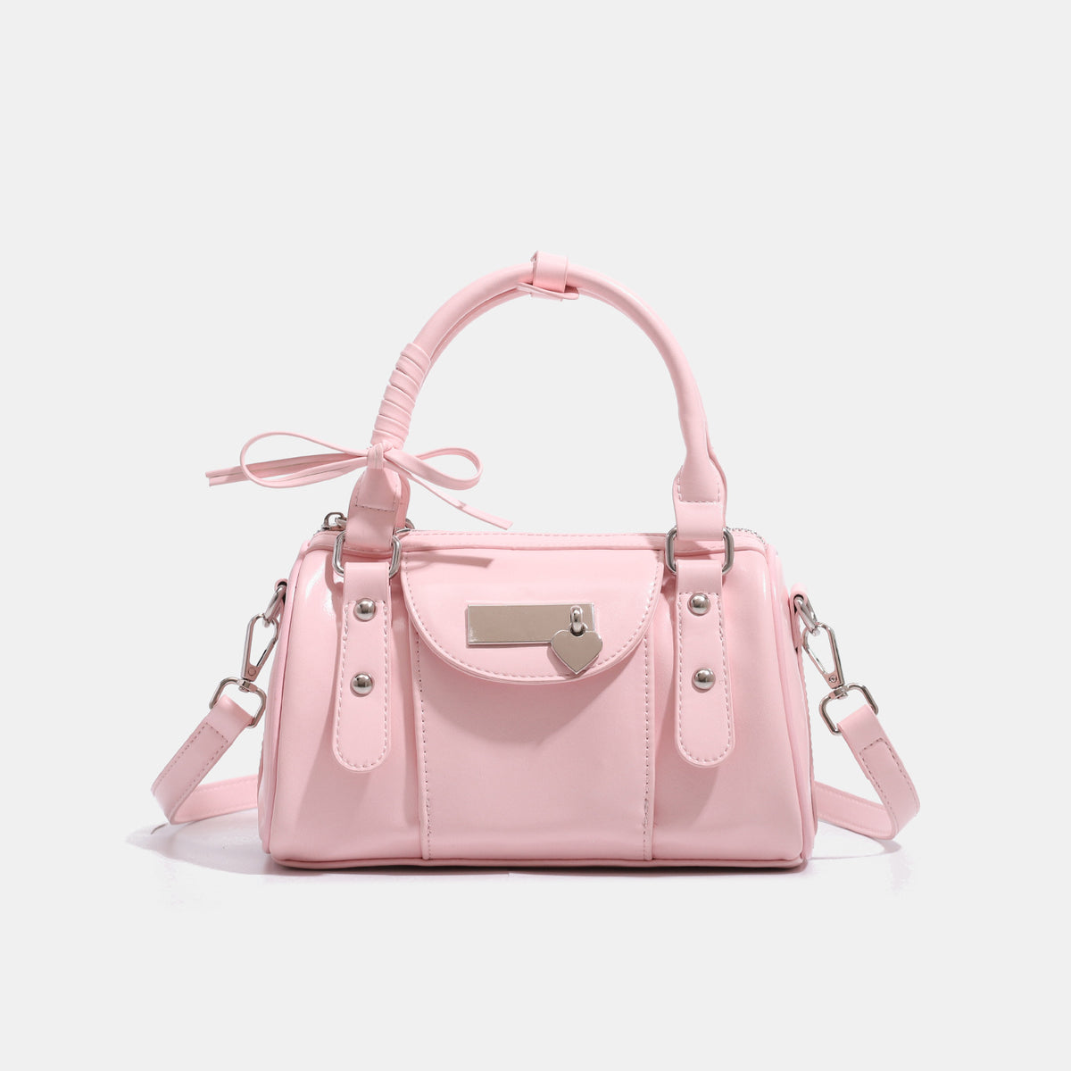 Kleine strukturierte Henkeltasche mit glänzender Oberfläche, zwei Tragegriffen, aufgesetzter Fronttasche, herzförmigem Verschlussanhänger und silberfarbenem